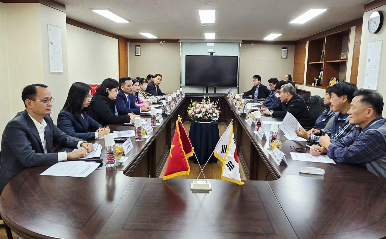 Đoàn đại biểu LĐLĐ thành phố Hà Nội hội đàm với LHCĐ thành phố Seoul. Đoàn đại biểu LĐLĐ thành phố Hà Nội hội đàm với LHCĐ thành phố Seoul.