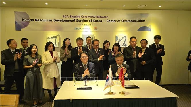 Thứ trưởng Bộ Nội vụ Vũ Chiến Thắng chứng kiến lễ ký Thỏa thuận cam kết cung cấp dịch vụ (SCA) giữa HRD Korea và Trung tâm Lao động ngoài nước (COLAB). Thứ trưởng Bộ Nội vụ Vũ Chiến Thắng chứng kiến lễ ký Thỏa thuận cam kết cung cấp dịch vụ (SCA) giữa HRD Korea và Trung tâm Lao động ngoài nước (COLAB).