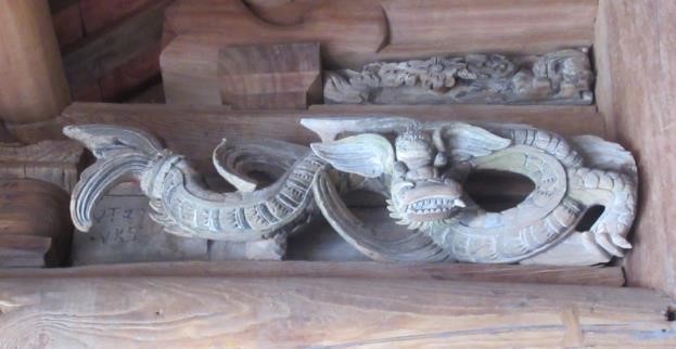 Hình tượng cá hóa rồng tại Đình Đông Viên (Ba Vì) là biểu tượng sâu sắc cho khát vọng bứt phá của cha ông ta thời lập quốc. Nó chứa đựng lời thề về sự nỗ lực vượt qua gian khó, tìm tòi tri thức để xây dựng cuộc sống ấm no và đưa xã hội người Việt ở thuở sơ khai tiến lên một nấc thang văn minh mới. (Ảnh bahviet18.com) Hình tượng cá hóa rồng tại Đình Đông Viên (Ba Vì) là biểu tượng sâu sắc cho khát vọng bứt phá của cha ông ta thời lập quốc. Nó chứa đựng lời thề về sự nỗ lực vượt qua gian khó, tìm tòi tri thức để xây dựng cuộc sống ấm no và đưa xã hội người Việt ở thuở sơ khai tiến lên một nấc thang văn minh mới. (Ảnh bahviet18.com)