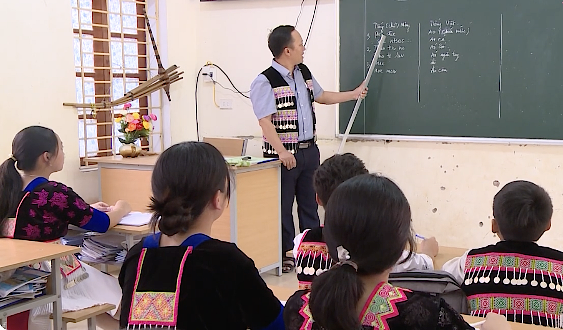 Bổ sung phụ cấp cho giáo viên tư vấn và dạy tiếng dân tộc thiểu số