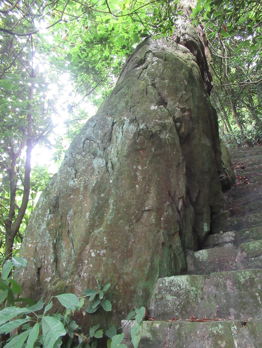 Hòn đá nứt ở lưng núi Vệ Linh, tương truyền là áo giáp của Phù Đổng Thiên Vương để lại trước khi bay lên trời. (Ảnh bahviet18.com) Hòn đá nứt ở lưng núi Vệ Linh, tương truyền là áo giáp của Phù Đổng Thiên Vương để lại trước khi bay lên trời. (Ảnh bahviet18.com)