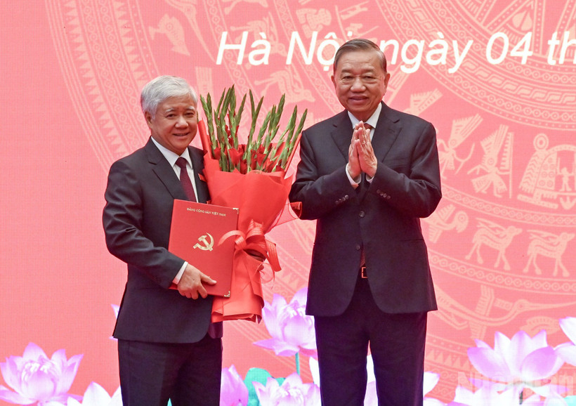 Tổng Bí thư Tô Lâm trao quyết định của Bộ Chính trị và tặng hoa chúc mừng đồng chí Đỗ Văn Chiến. (Ảnh: DUY LINH)