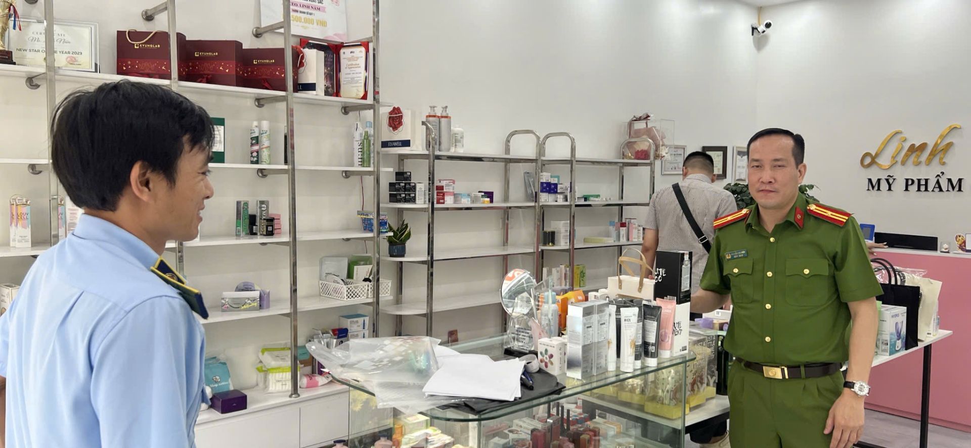 Cơ quan chức năng kiểm tra một cơ sở kinh doanh mỹ phẩm trên địa bàn TP. Hà Nội. Ảnh: Quyên Lưu