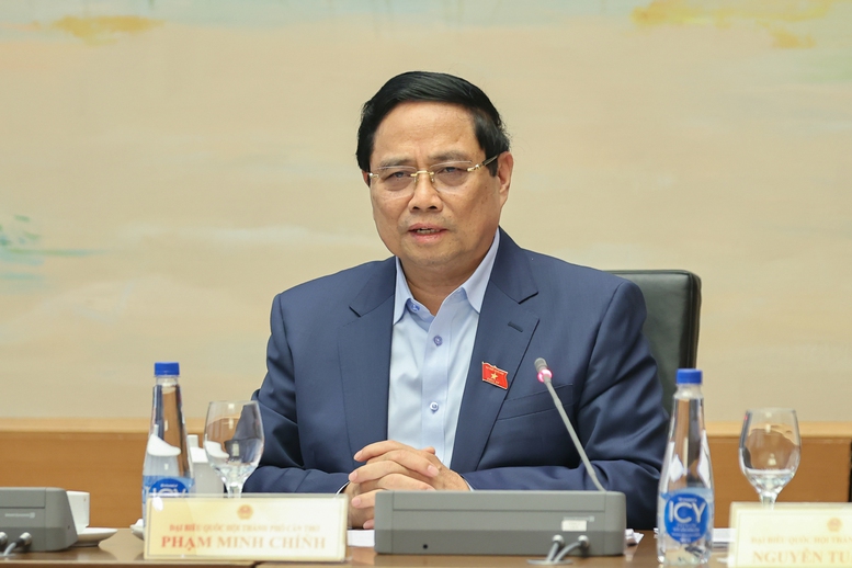 Thủ tướng trao đổi thêm một số vấn đề trong dự thảo Văn kiện mà các đại biểu Quốc hội tại tổ tập trung thảo luận - Ảnh: VGP/Nhật Bắc