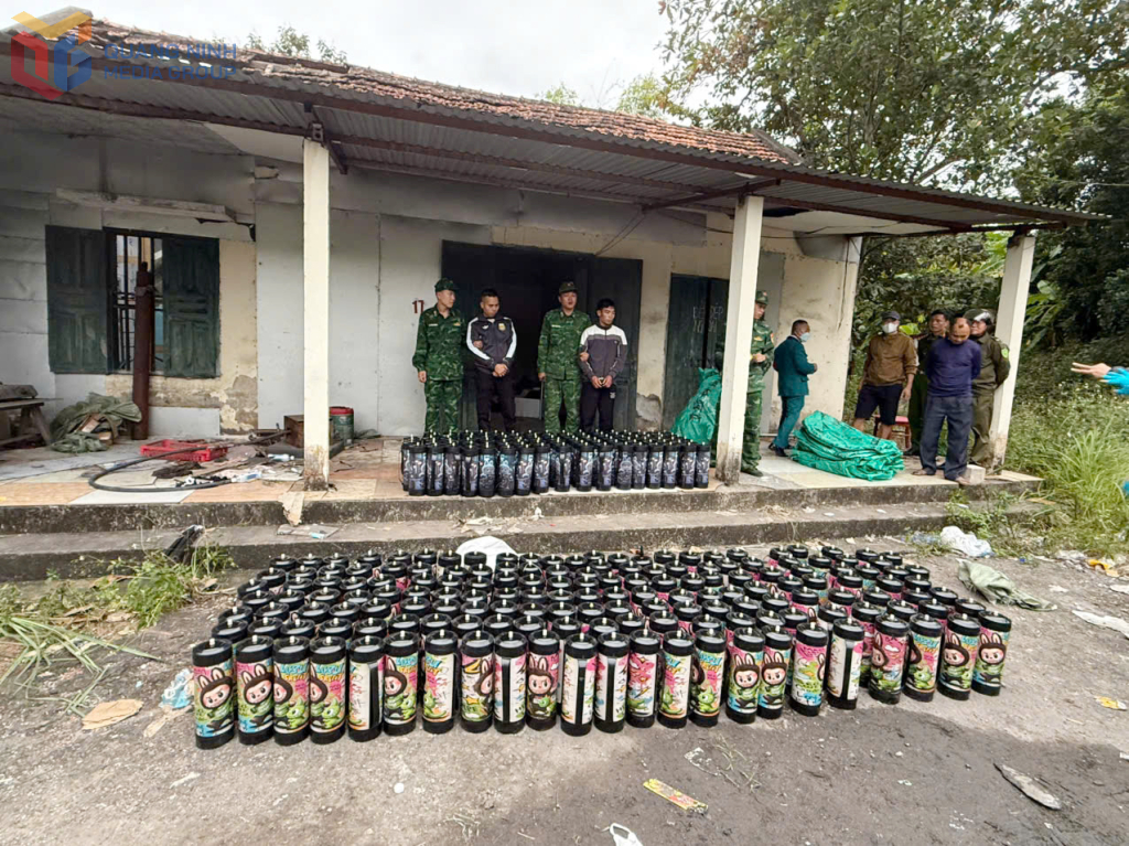 Đối tượng và tang vật bị BĐBP Quảng Ninh bắt giữ. Đối tượng và tang vật bị BĐBP Quảng Ninh bắt giữ.