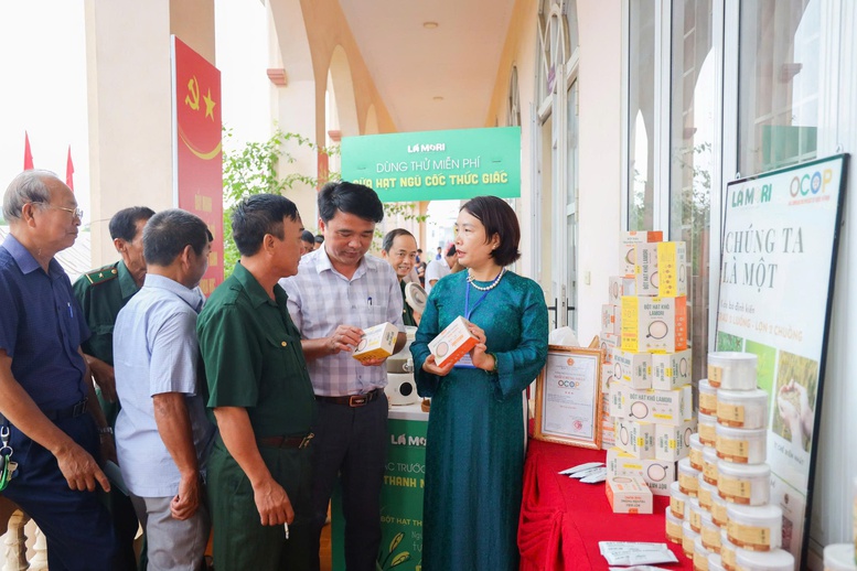 Các đại biểu tham quan gian hàng tại Diễn đàn Khuyến nông@ liên kết sản xuất và tiêu thụ sản phẩm nông nghiệp xã Kiều Phú- Hà Nội.