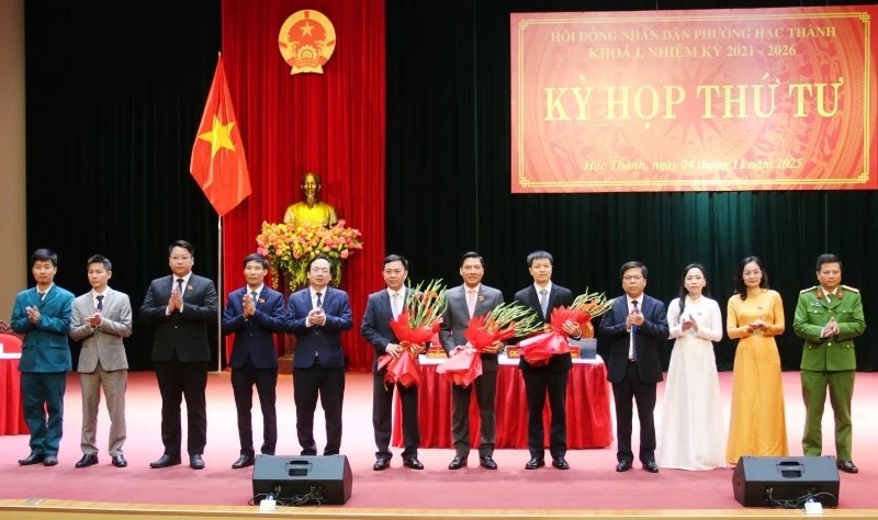 Lãnh đạo phường Hạc Thành tặng hoa chúc mừng các đồng chí: Nguyễn Văn Biện, Tỉnh ủy viên, Bí thư Đảng ủy phường Hạc Thành, Chủ tịch HĐND phường Hạc Thành; Nguyễn Văn Hùng, Bí thư Đảng ủy xã Đông Thành; Lê Bá Hải, Phó Bí thư Đảng ủy, Chủ tịch UBND phường Hạc Thành. Lãnh đạo phường Hạc Thành tặng hoa chúc mừng các đồng chí: Nguyễn Văn Biện, Tỉnh ủy viên, Bí thư Đảng ủy phường Hạc Thành, Chủ tịch HĐND phường Hạc Thành; Nguyễn Văn Hùng, Bí thư Đảng ủy xã Đông Thành; Lê Bá Hải, Phó Bí thư Đảng ủy, Chủ tịch UBND phường Hạc Thành.