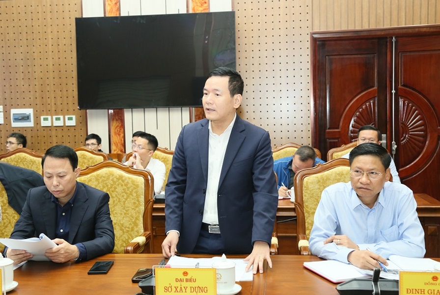 Lãnh đạo Sở Xây dựng báo cáo chủ trương đầu tư xây dựng hai dự án giao thông. Lãnh đạo Sở Xây dựng báo cáo chủ trương đầu tư xây dựng hai dự án giao thông.