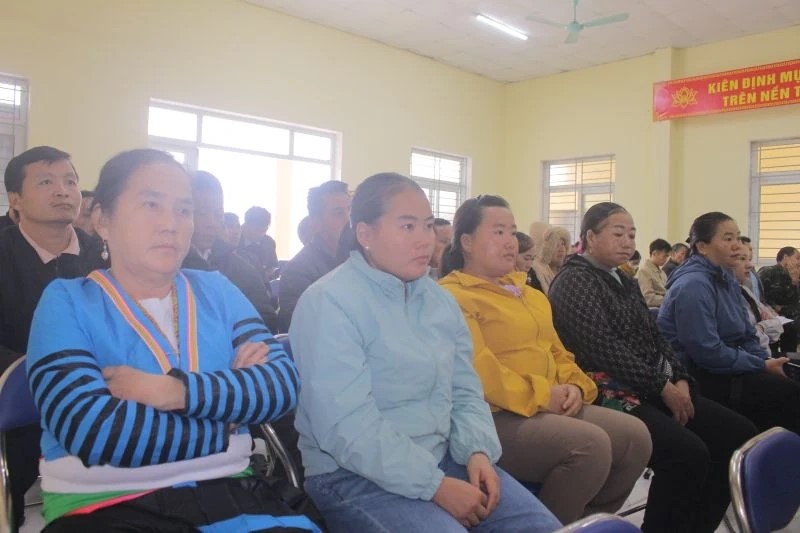 Các cử tri tham dự buổi tiếp xúc.