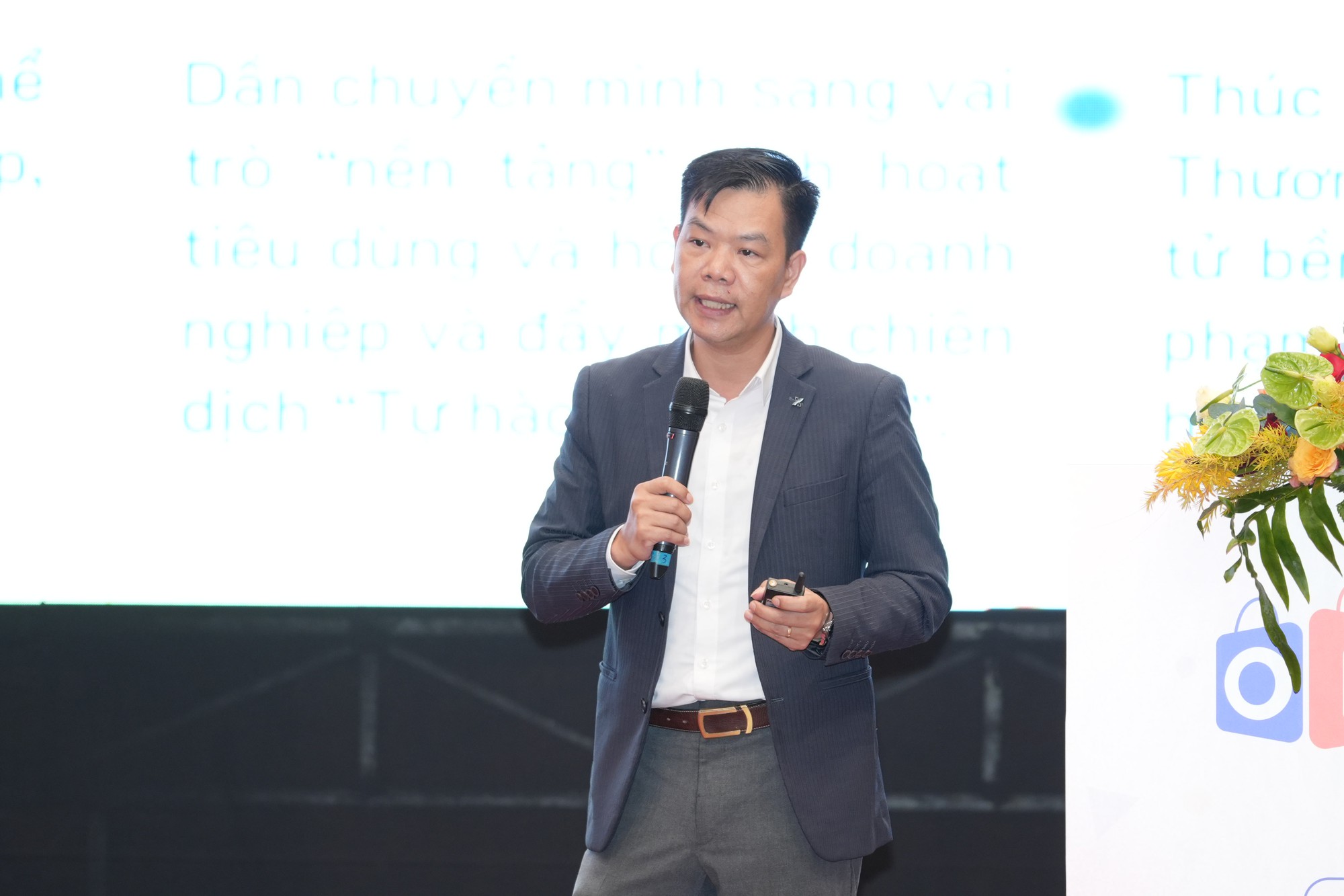 Ông Nguyễn Hữu Tuấn, Giám đốc Trung tâm Phát triển thương mại điện tử và Công nghệ số Cục thương mại điện tử và Kinh tế số) thông tin về các hoạt động của chương trình Ông Nguyễn Hữu Tuấn, Giám đốc Trung tâm Phát triển thương mại điện tử và Công nghệ số Cục thương mại điện tử và Kinh tế số) thông tin về các hoạt động của chương trình