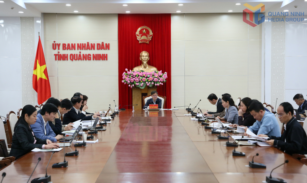 Ông Bùi Văn Khắng, Phó Bí thư Tỉnh ủy, Chủ tịch UBND tỉnh Quảng Ninh, Tổ trưởng Tổ công tác triển khai thực hiện các nhiệm vụ lĩnh vực tài chính, ngân sách, đầu tư và liên kết vùng, chủ trì cuộc họp. Ông Bùi Văn Khắng, Phó Bí thư Tỉnh ủy, Chủ tịch UBND tỉnh Quảng Ninh, Tổ trưởng Tổ công tác triển khai thực hiện các nhiệm vụ lĩnh vực tài chính, ngân sách, đầu tư và liên kết vùng, chủ trì cuộc họp.