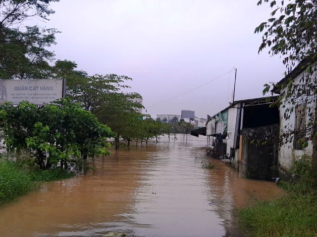 Hàng chục tuyến đường ở Quảng Trị vẫn ngập, chia cắt do mưa lũ.