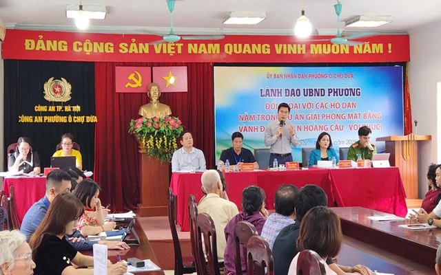 Chủ tịch UBND phường Ô Chợ Dừa Lê Tuấn Định phát biểu tại buổi đối thoại với người dân. Chủ tịch UBND phường Ô Chợ Dừa Lê Tuấn Định phát biểu tại buổi đối thoại với người dân.