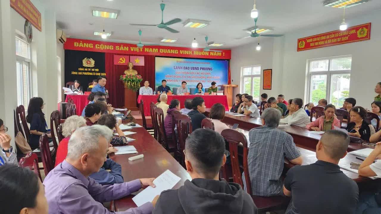 Trong ảnh, buổi đối thoại của phường Ô Chợ Dừa với người dân vào ngày 29/10/2025. Trong ảnh, buổi đối thoại của phường Ô Chợ Dừa với người dân vào ngày 29/10/2025.