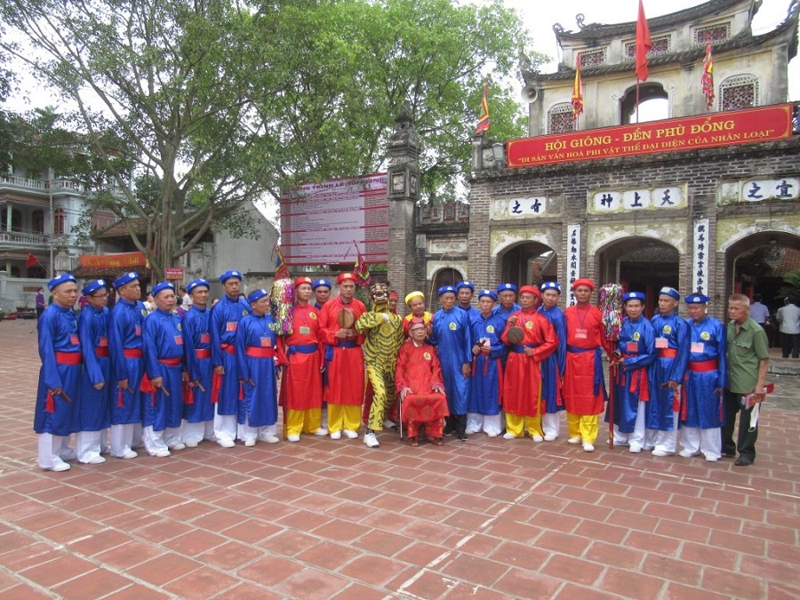 Phường Ải Lao với tứ dân ngư tiều canh mục (áo đỏ) trong hội làng Phù Đổng. (Ảnh bahviet18.com) Phường Ải Lao với tứ dân ngư tiều canh mục (áo đỏ) trong hội làng Phù Đổng. (Ảnh bahviet18.com)