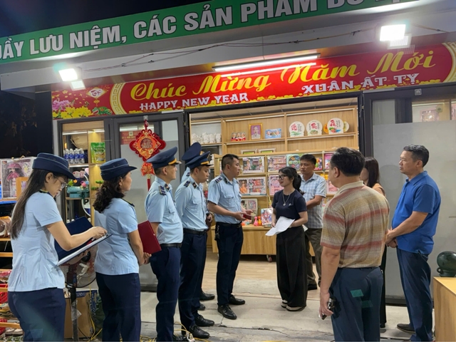 Chi cục QLTT tỉnh Nghệ An tổ chức ký cam kết đối với các cơ sở kinh doanh.