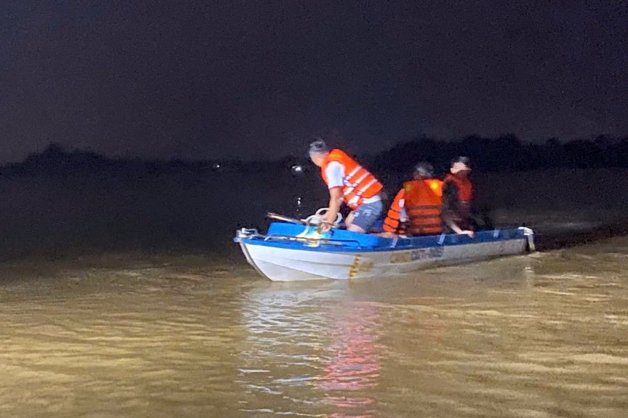 Quảng Trị cứu hộ thành công 7 người mắc kẹt giữa dòng nước lũ