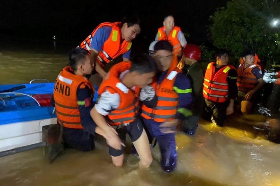 Lực lượng chức năng đã giải cứu và đưa 7 người dân xã Hiếu Giang mắc kẹt ở 3 vị trí khác nhau trên sông Hiếu đến nơi an toàn. Lực lượng chức năng đã giải cứu và đưa 7 người dân xã Hiếu Giang mắc kẹt ở 3 vị trí khác nhau trên sông Hiếu đến nơi an toàn.