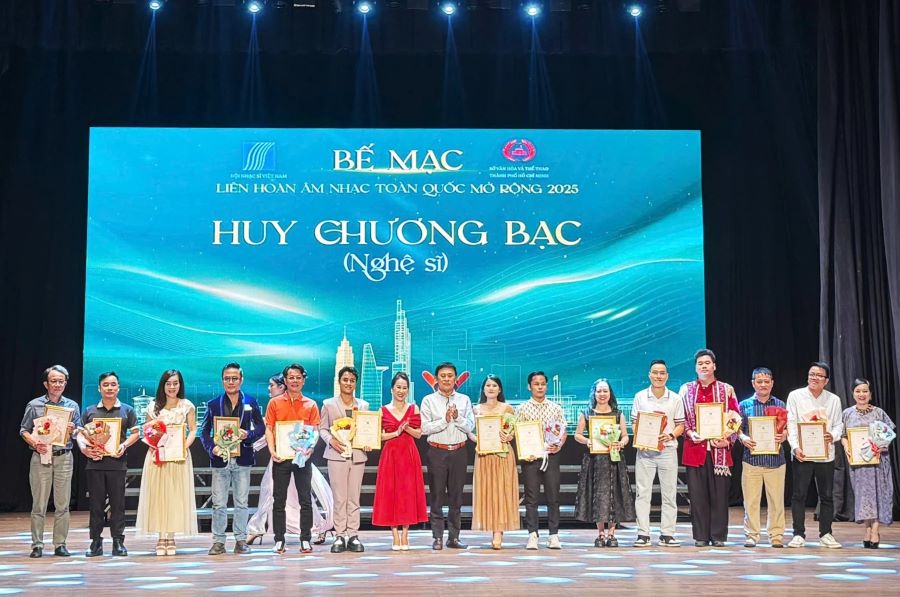 Các nghệ sĩ được vinh danh huy chương bạc tại liên hoan. Các nghệ sĩ được vinh danh huy chương bạc tại liên hoan.
