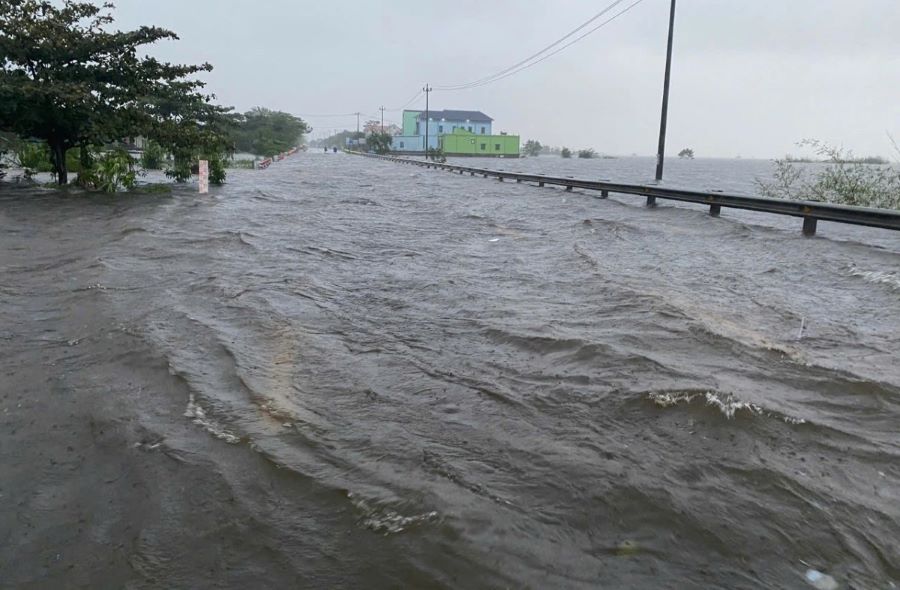 Nhiều đoạn trên Quốc lộ 1A qua tỉnh Quảng Trị tiếp tục bị ngập sâu. Nhiều đoạn trên Quốc lộ 1A qua tỉnh Quảng Trị tiếp tục bị ngập sâu.