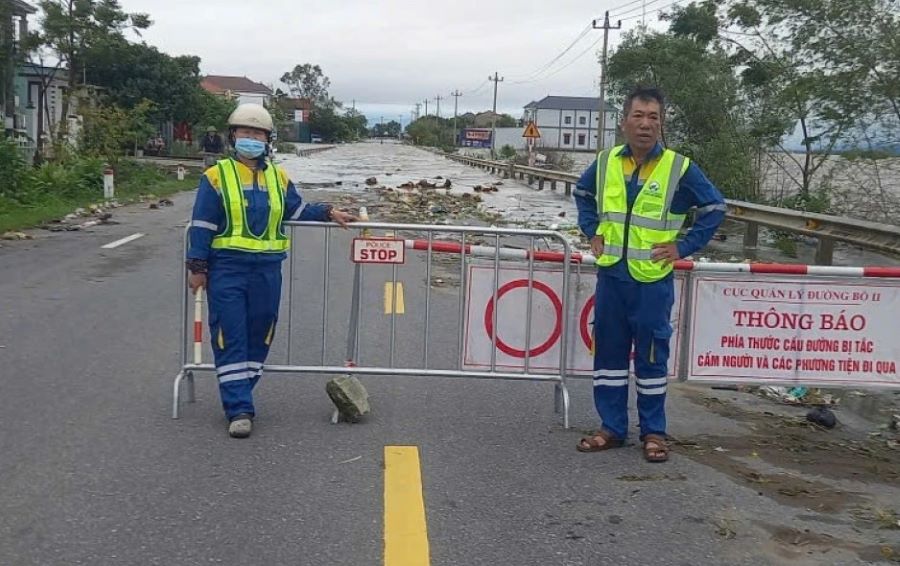 Lực lượng chức năng trực tại điểm ngập lụt trên Quốc lộ 1A qua tỉnh Quảng Trị phân luồng phương tiện không đi vào đoạn ngập. Lực lượng chức năng trực tại điểm ngập lụt trên Quốc lộ 1A qua tỉnh Quảng Trị phân luồng phương tiện không đi vào đoạn ngập.