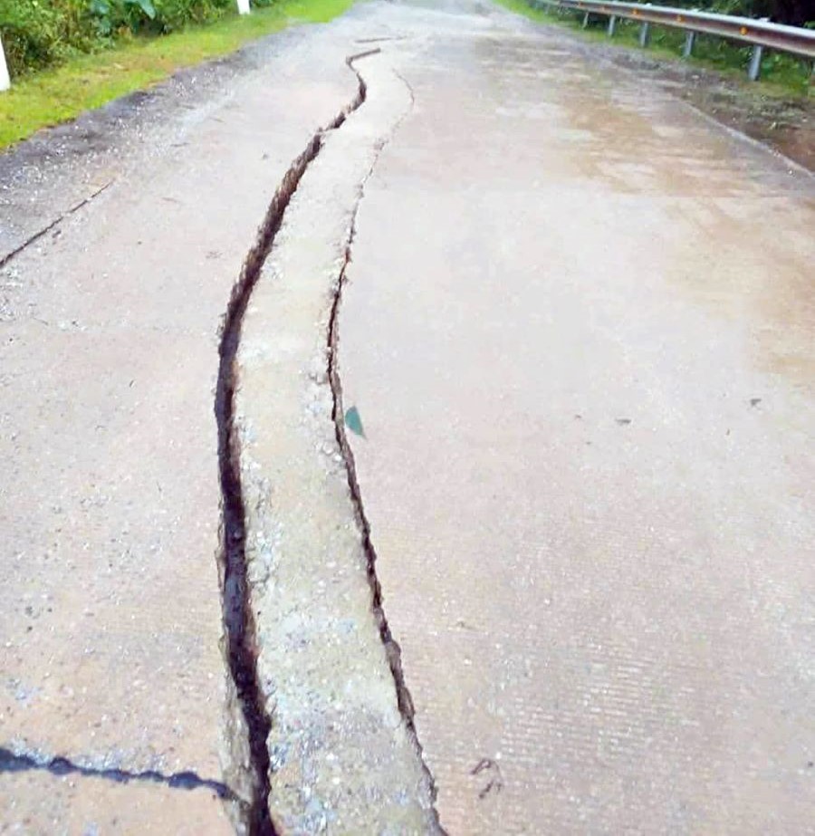 Quảng Trị: Quốc lộ 1A ngập sâu, đường Hồ Chí Minh xuất hiện vết nứt dài