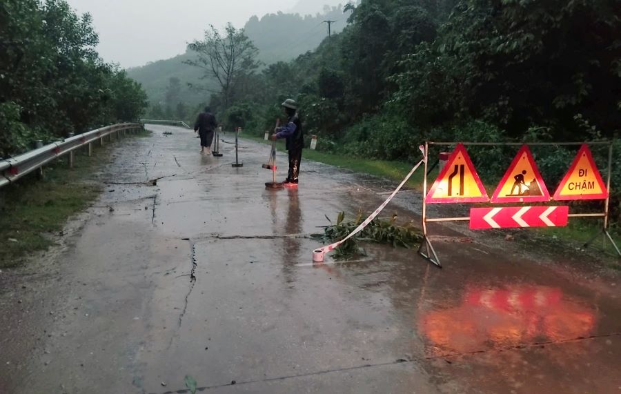 Hạt Quản lý đường bộ Trường Sơn đã tiến hành làm rào chắn và cắm biển cảnh báo tại khu vực xảy ra vết nứt. Hạt Quản lý đường bộ Trường Sơn đã tiến hành làm rào chắn và cắm biển cảnh báo tại khu vực xảy ra vết nứt.