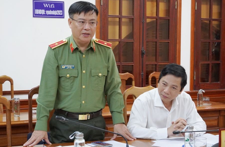 Đại diện các sở, ngành báo cáo tình hình ứng phó, khắc phục hậu quả mưa lũ trên địa bàn.