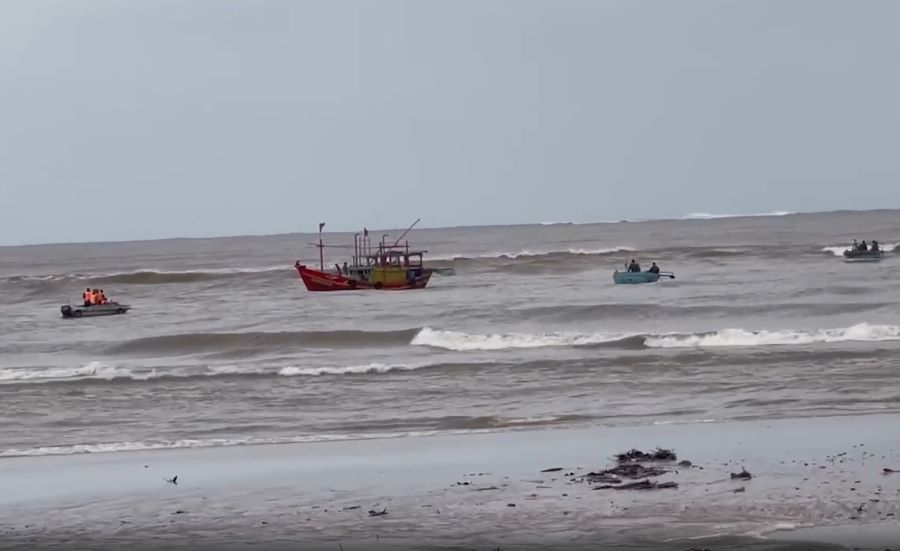 Quảng Trị: Tìm kiếm một ngư dân bị mất tích ở cửa sông Roòn