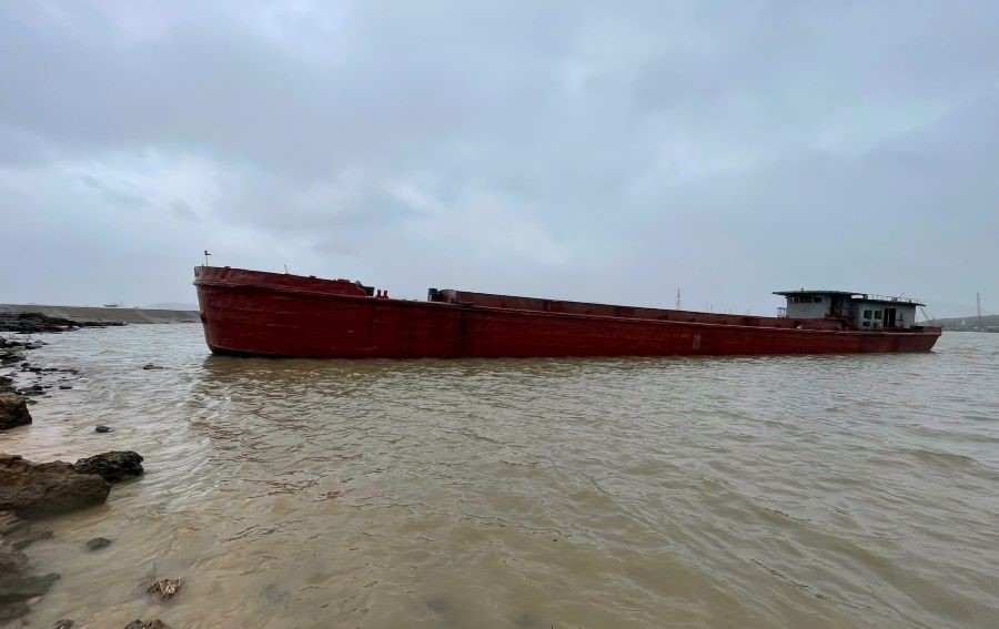 Tàu hàng đứt neo mắc cạn tại bờ biển. Tàu hàng đứt neo mắc cạn tại bờ biển.
