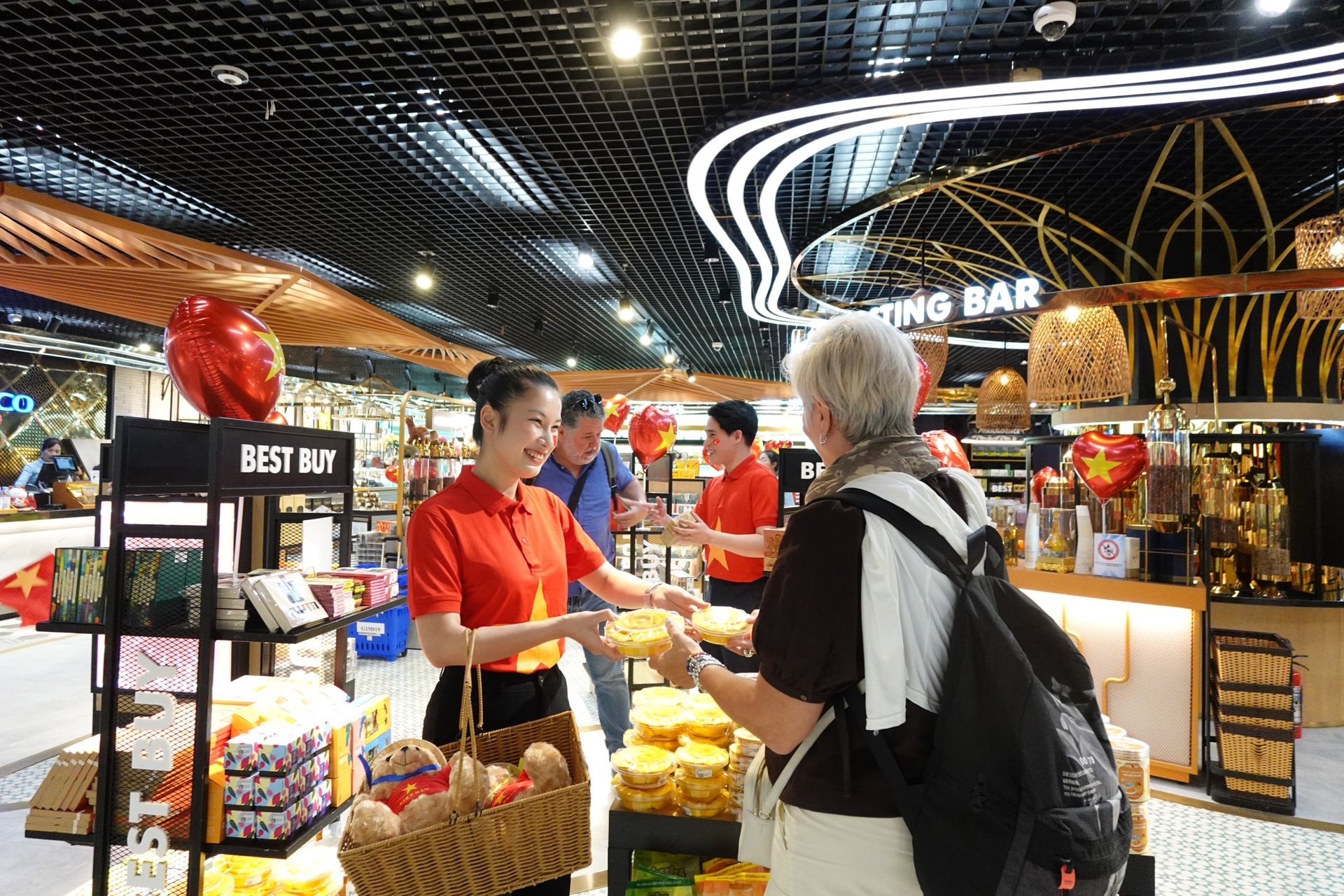 Không gian mua sắm của SASCO mang đến hơi thở Việt Nam giữa lòng sân bay hiện đại tới du khách