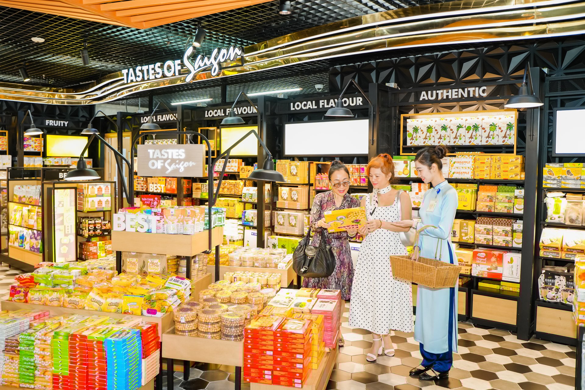 Không gian mua sắm SASCOSHOP tựa một Việt Nam giàu bản sắc với sự hiện hiện của muôn vàn sản phẩm, thương hiệu tiêu biểu đến từ tinh hoa làng nghề Việt Nam, các thương hiệu Việt uy tín nhất