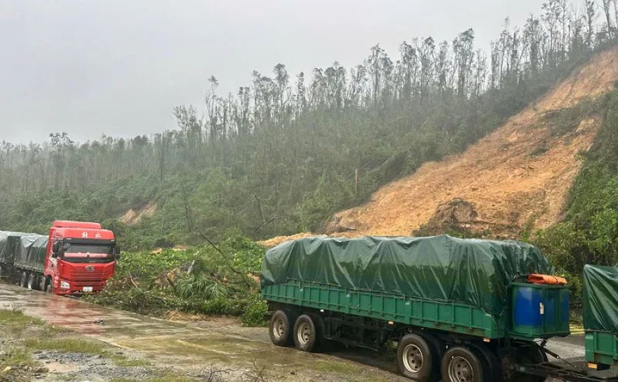 Sạt lở núi do mưa lớn kéo dài sẽ tiềm ẩn tai nạn rủi ro đối với người và phương tiện qua lại. Sạt lở núi do mưa lớn kéo dài sẽ tiềm ẩn tai nạn rủi ro đối với người và phương tiện qua lại.