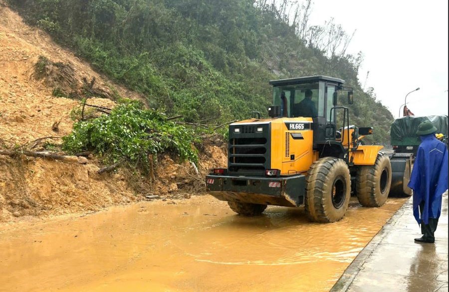 Mặc dù tuyến đường đã được lưu thông nhưng vẫn có nguy cơ sạt lở tiếp. Mặc dù tuyến đường đã được lưu thông nhưng vẫn có nguy cơ sạt lở tiếp.