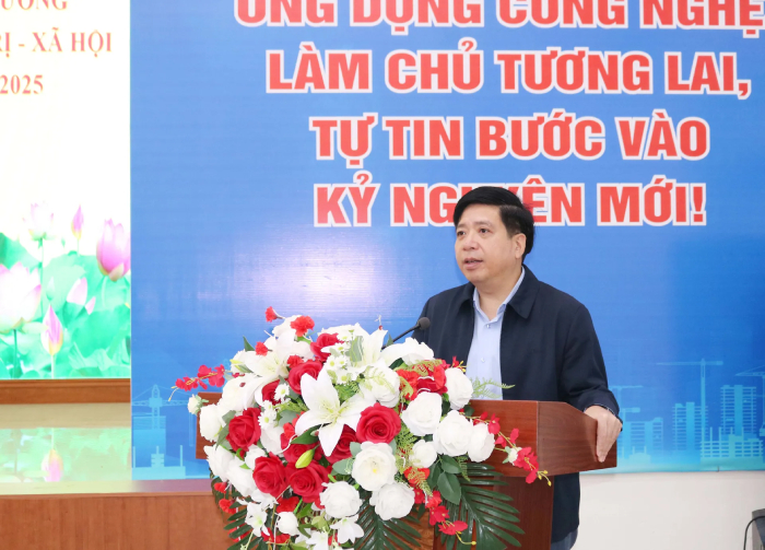 Bí thư Đảng ủy, Chủ tịch HĐND phường Tây Tựu Nguyễn Hữu Tuyên phát biểu tại Hội nghị Bí thư Đảng ủy, Chủ tịch HĐND phường Tây Tựu Nguyễn Hữu Tuyên phát biểu tại Hội nghị