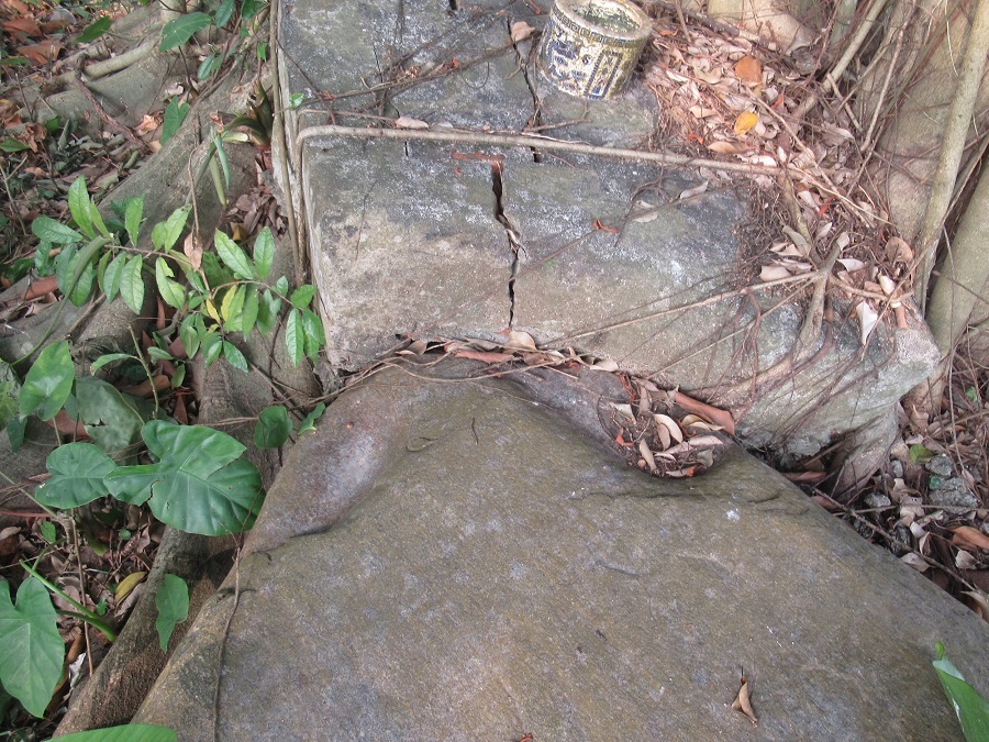 Tảng đá thiêng in dấu chân Vua Hùng ở đình Cả Cao Bang (Phú Thọ). Tương truyền, đình là nơi Vua Hùng tiếp nhận sách trời để thành lập nước Văn Lang. (Ảnh bahviet18.com) Tảng đá thiêng in dấu chân Vua Hùng ở đình Cả Cao Bang (Phú Thọ). Tương truyền, đình là nơi Vua Hùng tiếp nhận sách trời để thành lập nước Văn Lang. (Ảnh bahviet18.com)