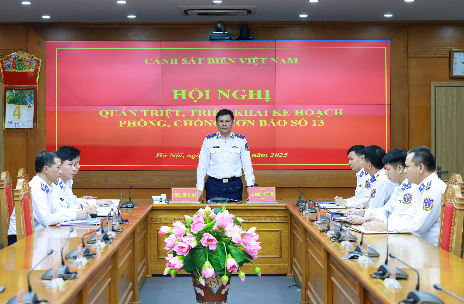 Thiếu tướng Lê Đình Cường - Tư lệnh Cảnh sát biển Việt Nam chủ trì cuộc họp phòng chống, ứng phó bão số 13.