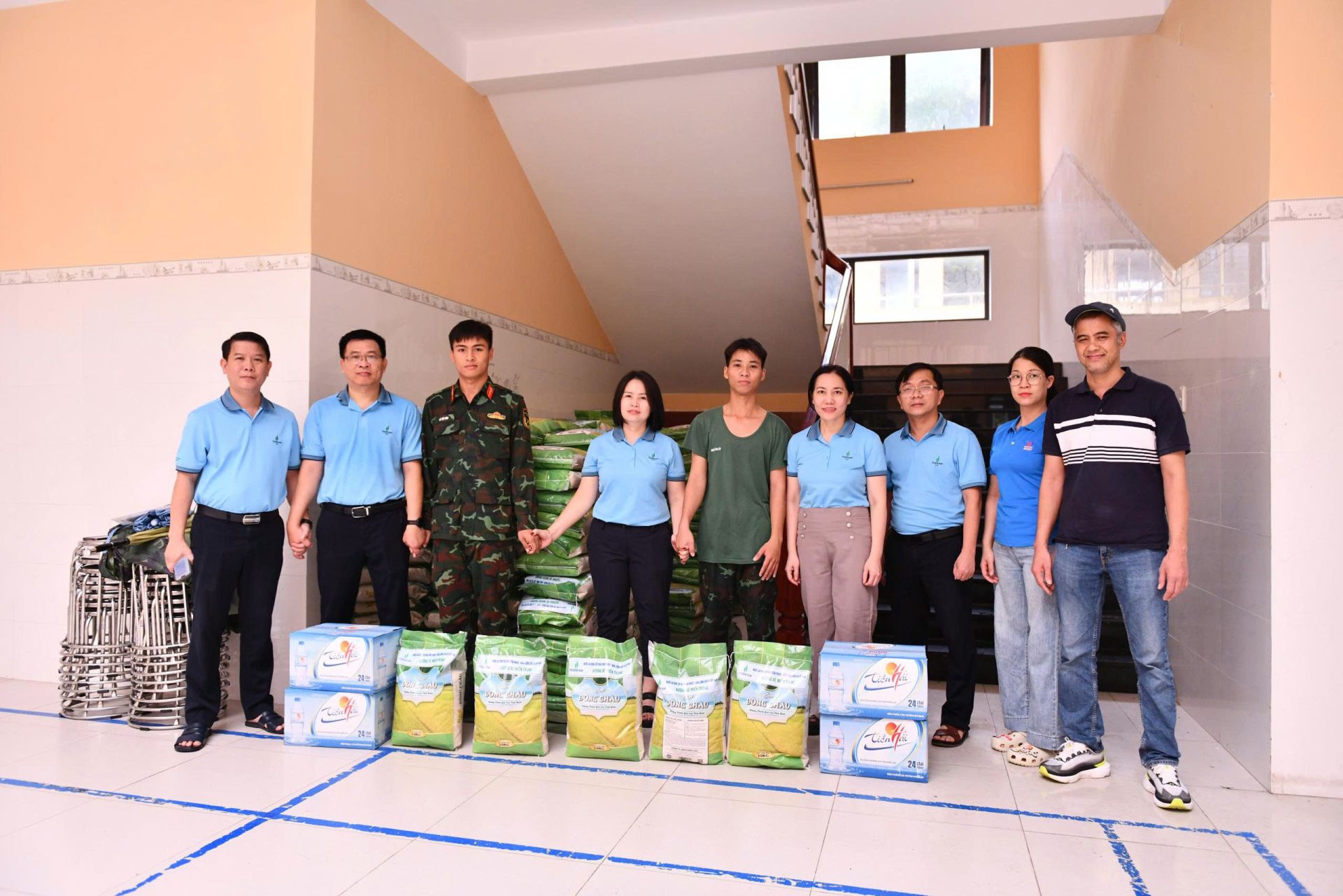 Đại diện Công đoàn BSR cùng Ban Chỉ huy Bộ đội biên phòng tỉnh Quảng Ngãi tiếp nhận 5 tấn gạo và 1.000 thùng nước sạch để trao đến bà con vùng lũ Đại diện Công đoàn BSR cùng Ban Chỉ huy Bộ đội biên phòng tỉnh Quảng Ngãi tiếp nhận 5 tấn gạo và 1.000 thùng nước sạch để trao đến bà con vùng lũ