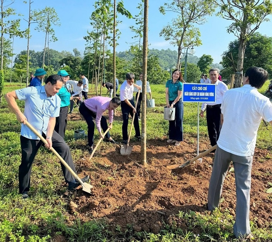 Hằng năm, vào dịp kỷ niệm Bác Hồ về thăm Đền Hùng lần đầu tiên (19/9/1954), các đơn vị và cá nhân trên khắp cả nước tổ chức dâng hương tri ân công đức Tổ tiên và dâng hoa tưởng nhớ Chủ tịch Hồ Chí Minh. Trong ảnh là BIDV Hùng Vương tham gia chuỗi hoạt động ý nghĩa trong không gian linh thiêng Đất Tổ và hưởng ứng chương trình “Phát động trồng cây”. (Ảnh BIDV) Hằng năm, vào dịp kỷ niệm Bác Hồ về thăm Đền Hùng lần đầu tiên (19/9/1954), các đơn vị và cá nhân trên khắp cả nước tổ chức dâng hương tri ân công đức Tổ tiên và dâng hoa tưởng nhớ Chủ tịch Hồ Chí Minh. Trong ảnh là BIDV Hùng Vương tham gia chuỗi hoạt động ý nghĩa trong không gian linh thiêng Đất Tổ và hưởng ứng chương trình “Phát động trồng cây”. (Ảnh BIDV)