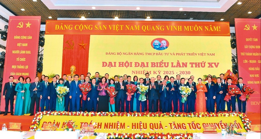 Trong không khí cả nước đang hướng tới Đại hội đại biểu toàn quốc lần thứ XIV của Đảng - sự kiện trọng đại với phương châm Đoàn kết - Dân chủ - Kỷ cương - Đột phá - Phát triển nhằm xác định tầm nhìn, quyết sách chiến lược đưa đất nước tiến mạnh mẽ trong kỷ nguyên mới, vì mục tiêu hòa bình, độc lập, dân chủ, giàu mạnh, phồn vinh, văn minh, hạnh phúc, Đảng bộ BIDV cũng đã tổ chức thành công Đại hội đại biểu lần thứ XV, nhiệm kỳ 2025 - 2030 ngày 18-19/5/2025. Sự kiện này khẳng định ý chí thống nhất hành động của BIDV trong việc thực hiện thắng lợi các mục tiêu phát triển kinh tế - xã hội của Đảng và Nhà nước, vững bước đi lên chủ nghĩa xã hội. (Ảnh BIDV) Trong không khí cả nước đang hướng tới Đại hội đại biểu toàn quốc lần thứ XIV của Đảng - sự kiện trọng đại với phương châm Đoàn kết - Dân chủ - Kỷ cương - Đột phá - Phát triển nhằm xác định tầm nhìn, quyết sách chiến lược đưa đất nước tiến mạnh mẽ trong kỷ nguyên mới, vì mục tiêu hòa bình, độc lập, dân chủ, giàu mạnh, phồn vinh, văn minh, hạnh phúc, Đảng bộ BIDV cũng đã tổ chức thành công Đại hội đại biểu lần thứ XV, nhiệm kỳ 2025 - 2030 ngày 18-19/5/2025. Sự kiện này khẳng định ý chí thống nhất hành động của BIDV trong việc thực hiện thắng lợi các mục tiêu phát triển kinh tế - xã hội của Đảng và Nhà nước, vững bước đi lên chủ nghĩa xã hội. (Ảnh BIDV)