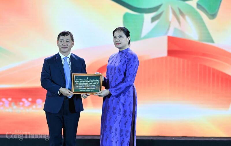 Bà Hà Thị Nga - Phó Chủ tịch Ủy ban Trung ương Mặt trận Tổ quốc Việt Nam tiếp nhận các khoản quyên góp ủng hộ đồng bào bị ảnh hưởng bão lũ, thiên tai từ Tổng công ty Hàng không Việt Nam. Ảnh: Nam Nguyễn.