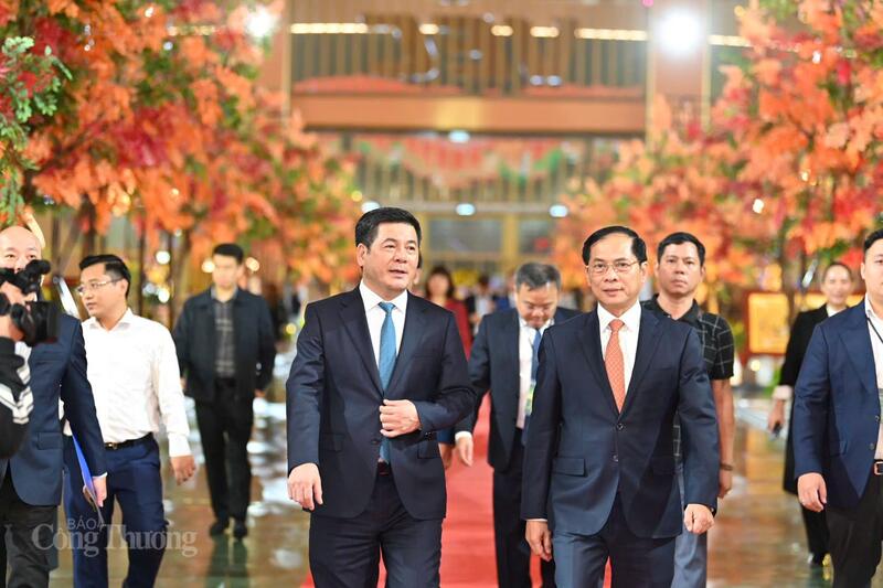 Phó Thủ tướng Bùi Thanh Sơn - Trưởng Ban Chỉ đạo Hội chợ Mùa Thu và Bộ trưởng Bộ Công Thương Nguyễn Hồng Diên - Phó Trưởng ban Thường trực Ban Chỉ đạo Hội chợ Mùa Thu tham dự Lễ bế mạc. Ảnh: Nam Nguyễn.