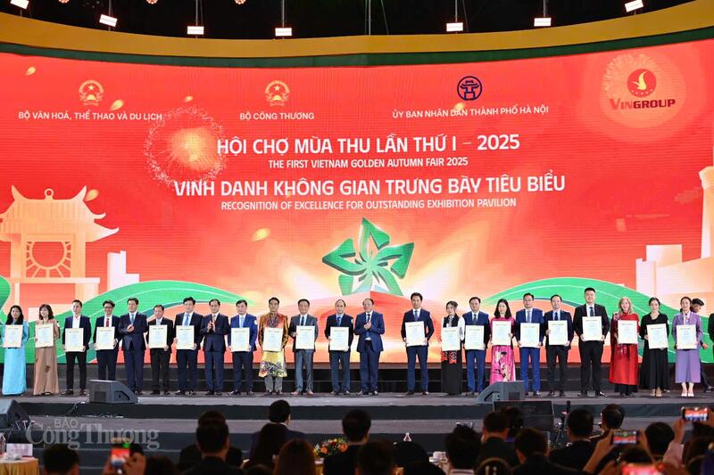 Ban Tổ chức vinh danh tổ chức, doanh nghiệp có gian hàng tiêu biểu tại hội chợ. Ảnh: Nam Nguyễn.