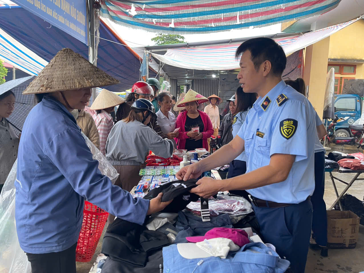 Lào Cai: Tuyên truyền pháp luật phòng, chống buôn lậu và hướng dẫn phân biệt hàng thật - hàng giả cho ngươi tiêu dùng