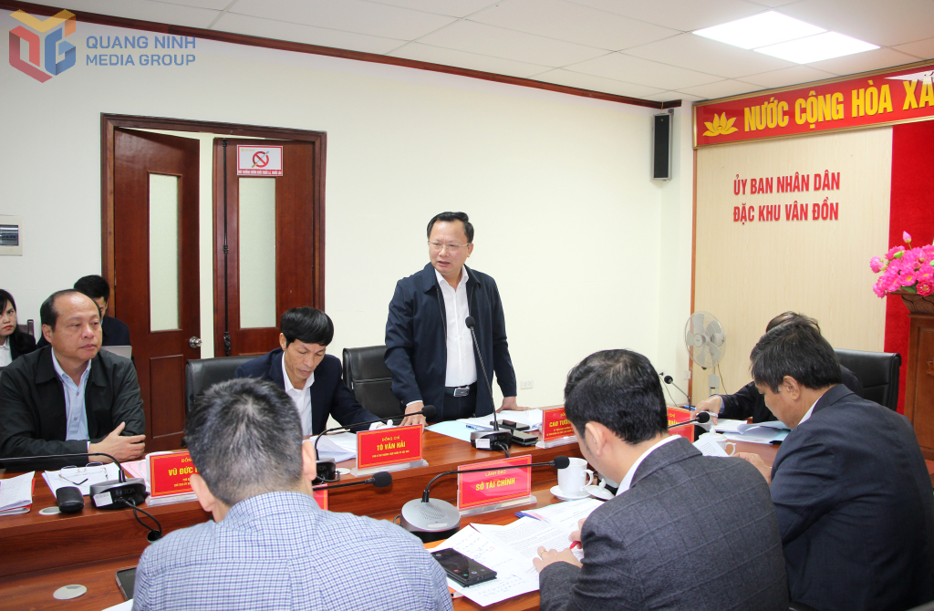 Ông Cao Tường Huy, Ủy viên BTV Tỉnh ủy, Bí thư Đảng ủy, Chủ tịch HĐND đặc khu Vân Đồn, phát biểu tại buổi làm việc. Ông Cao Tường Huy, Ủy viên BTV Tỉnh ủy, Bí thư Đảng ủy, Chủ tịch HĐND đặc khu Vân Đồn, phát biểu tại buổi làm việc.