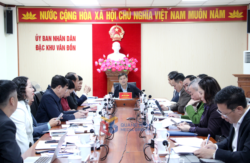 Chủ tịch UBND tỉnh Quảng Ninh Bùi Văn Khắng làm việc với đặc khu Vân Đồn