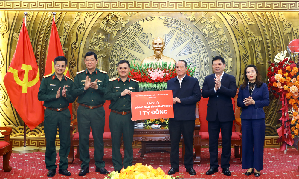 L&atilde;nh đạo Tập đo&agrave;n Viettel trao tặng kinh ph&iacute; hỗ trợ đồng b&agrave;o tỉnh Bắc Ninh bị ảnh hưởng bởi lũ lụt.