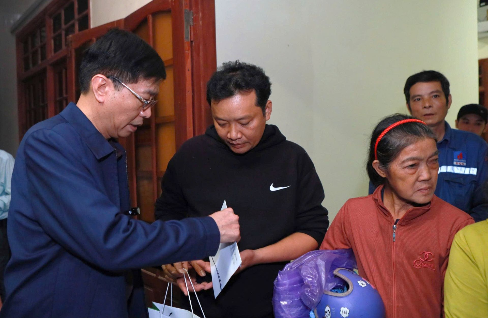 Lãnh đạo Petrovietnam thăm hỏi, tặng quà bà con tại xã Bình Minh, tỉnh Quảng Ngãi Lãnh đạo Petrovietnam thăm hỏi, tặng quà bà con tại xã Bình Minh, tỉnh Quảng Ngãi