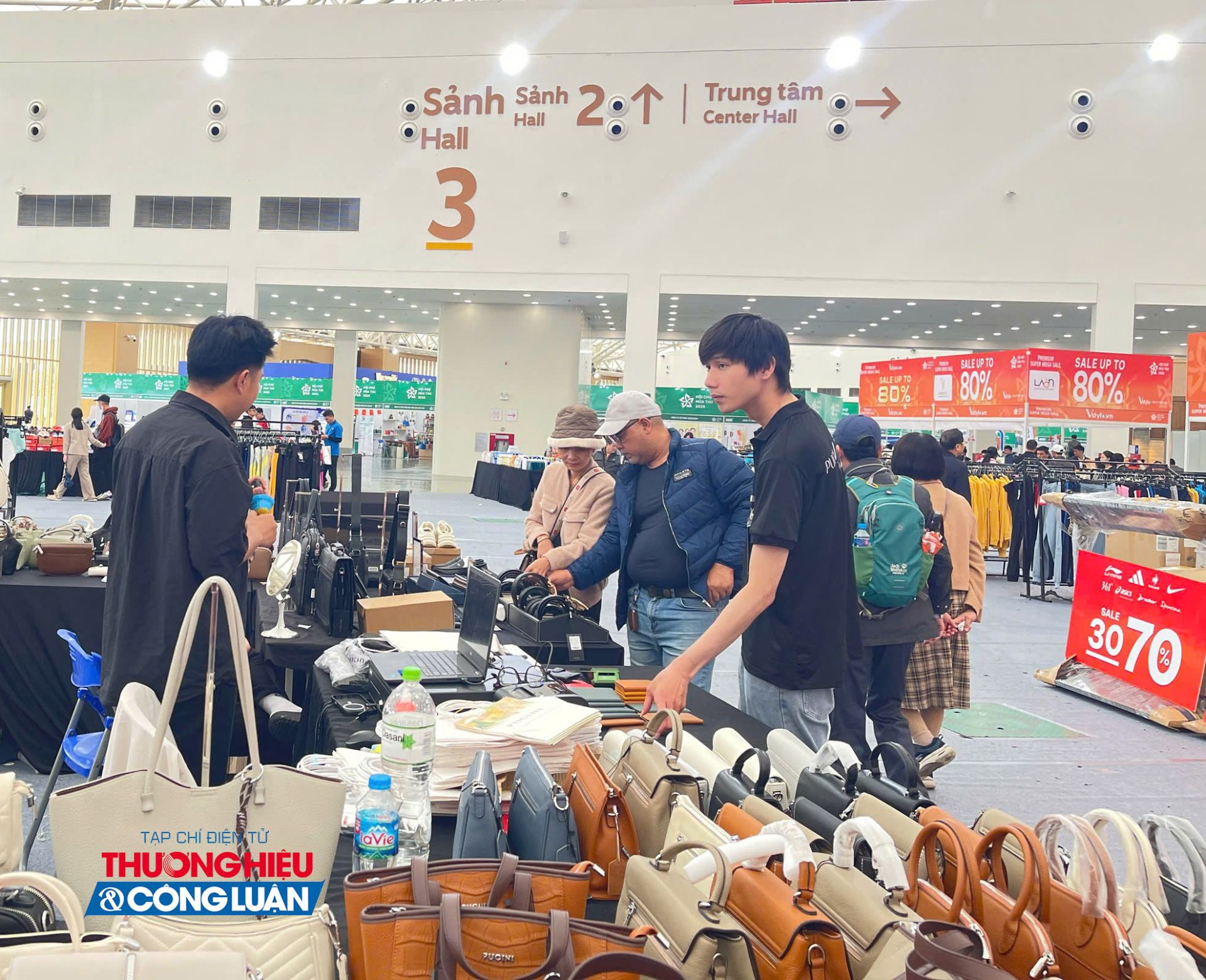 Các sản phẩm tiêu dùng thu hút người mua nhờ ưu đãi và khuyến mại đặc biệt trong dịp hội chợ.