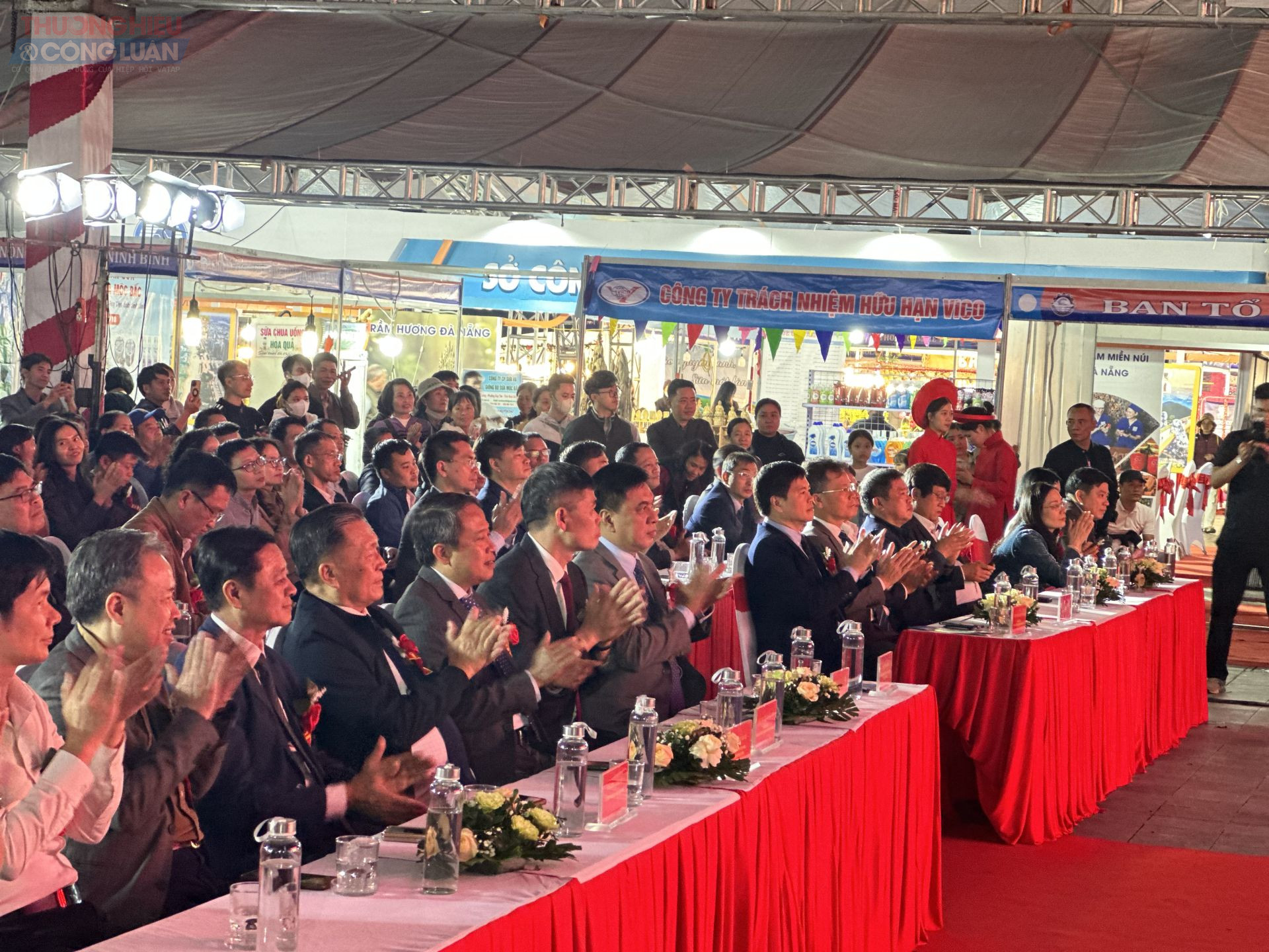 Các đại biểu tham dự Lễ khai mạc.